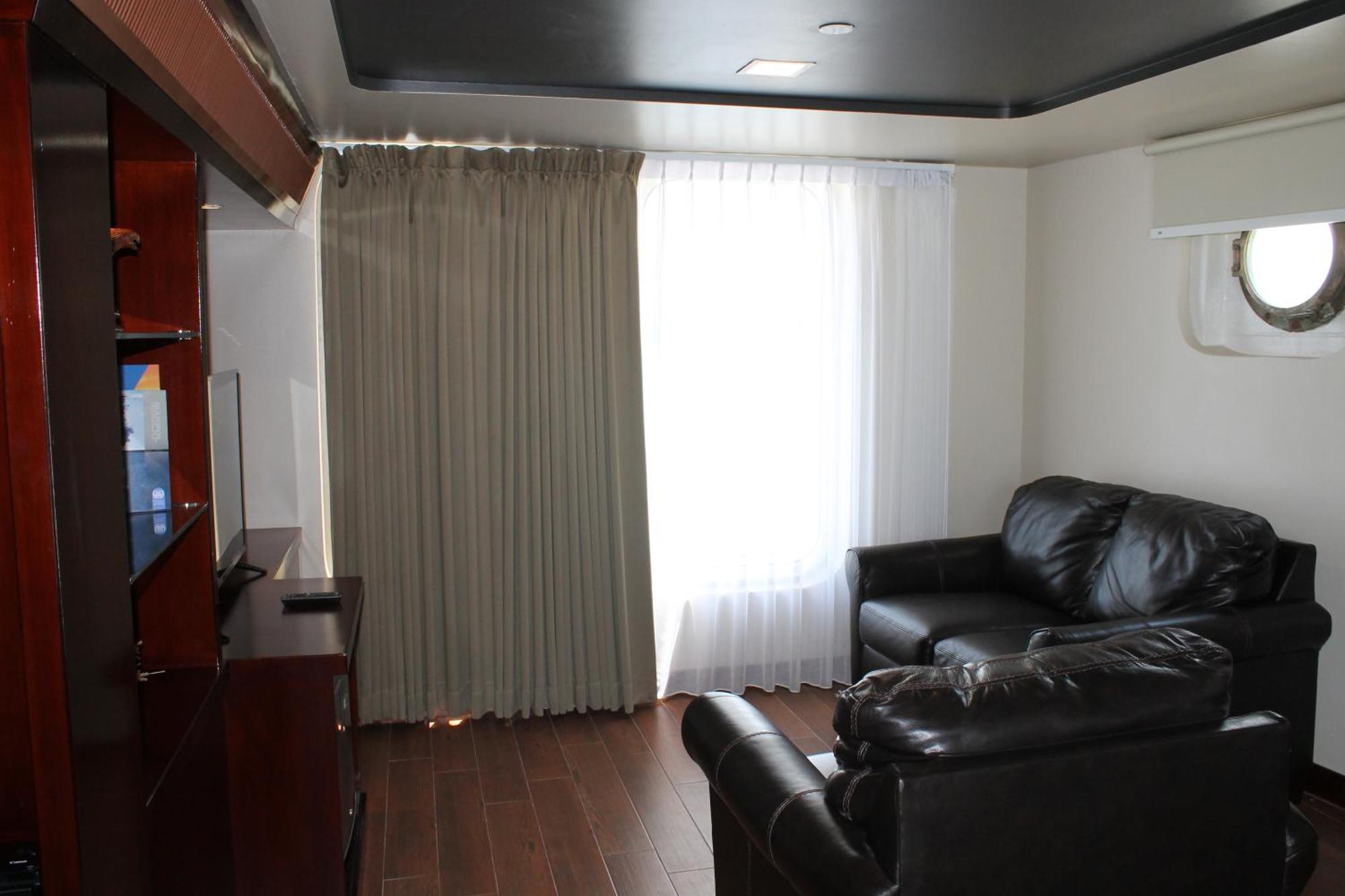 Doulos Phos The Ship Hotel Lagoi Room photo